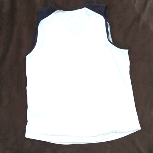 Women's NIKE light weight workout tank. - Picture 2 of 12